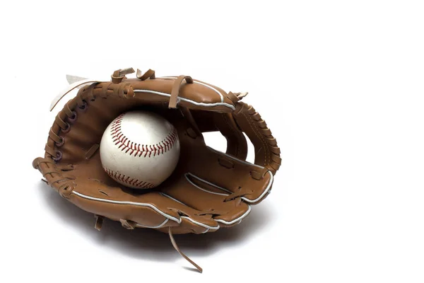 近身棕色皮制棒球手套 球上有红色针迹 背景为白色 作为体育休闲活动的概念 图库图片