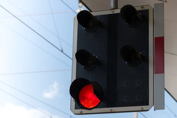 Närbild Ett Trafikljus För Järnvägssignaler Med Rött Ljus Plattform Mot — Stockfoto