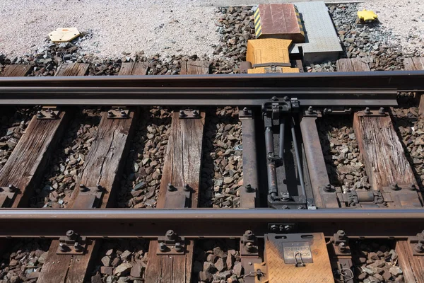 用电动执行器关闭铁路交换机 以遥控铁路轨道上的铁路方向变化 — 图库照片