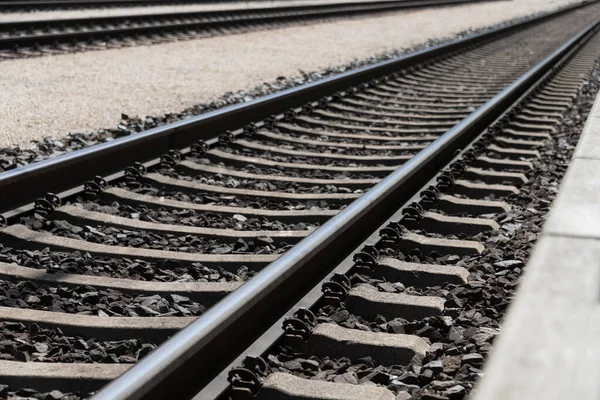 Fotografie Železničních Kolejí Běžících Diagonálně Přes Obrázek Částečně Viditelnou Plošinou — Stock fotografie