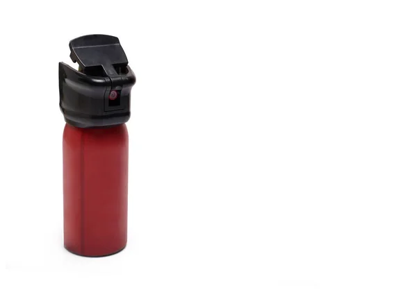 閉じるアップの赤缶の刺激性ガスコショウスプレーとともに大きな潮吹き頭とオープン安全キャップコンセプトとしての女性の自己防衛のための白い背景提供コピースペース — ストック写真