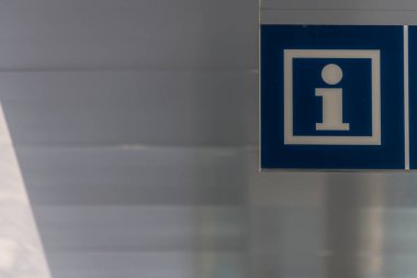 Silver Metal Mimari 'nin önündeki bilgi üzerine mavi kare işareti sıklıkla soru ve tavsiye sorulmasına yardımcı olur