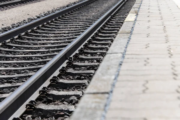 Pozemní Pohled Železniční Tratě Běžící Diagonálně Obrazem Částečně Viditelnou Nástupištěm — Stock fotografie