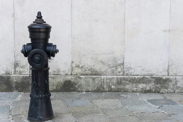 Black Retro Vintage Austrian Fire Hydrant Vienna Cobbled Street Pavement — ストック写真