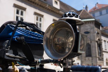 Viyana Avusturya 'da Fiaker adlı tarihi bir fayton vagonunda eski bir antika lambanın kapağını kapatın.