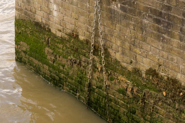 Detail Brick Built Harbor Wall Thames River Waterfront London Green — Stok fotoğraf
