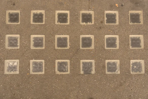Крупним Планом Геометрично Закладені Скляні Блоки Цегли Встановлені Тротуар Освітлення — стокове фото