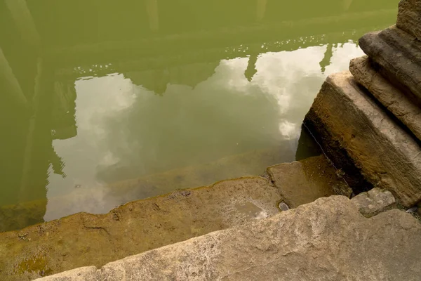 Detail Ancient Roman Bath Green Water Reflections Stone Walls Stairs — Stockfoto
