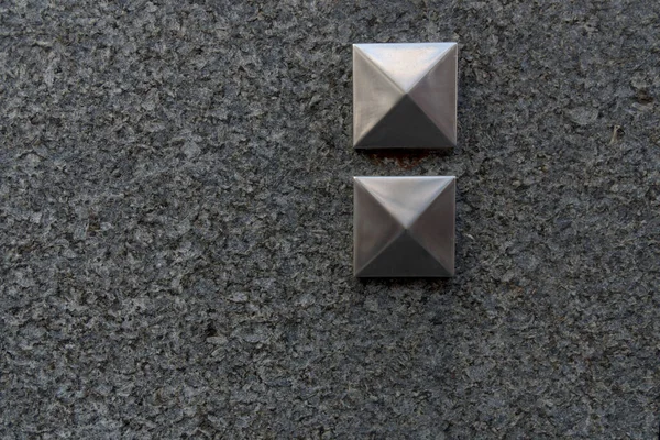 Nahaufnahme Einer Dunkelgrauen Granitplatte Mit Zwei Dekorativen Massiven Geometrischen Sichtbaren — Stockfoto