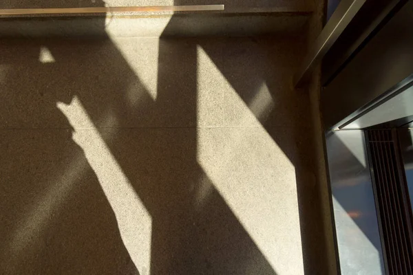 背景として使用する強力な暗い鋭い幾何学的な影を持つ近代的な建物の花崗岩の床のトップビュー — ストック写真