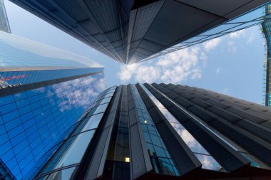 Londra finans bölgesinin şehir merkezindeki gökdelen binaları arasındaki manzaraya bakın.