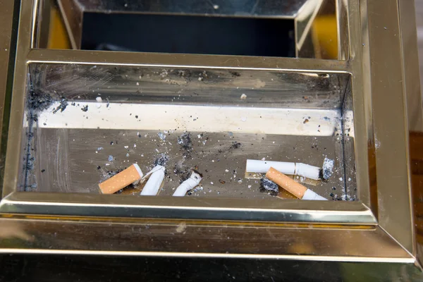 Nemes Arany Hamutartó Közelsége Füstölt Eloltott Csonkolt Cigarettával Mint Dohányzás — Stock Fotó