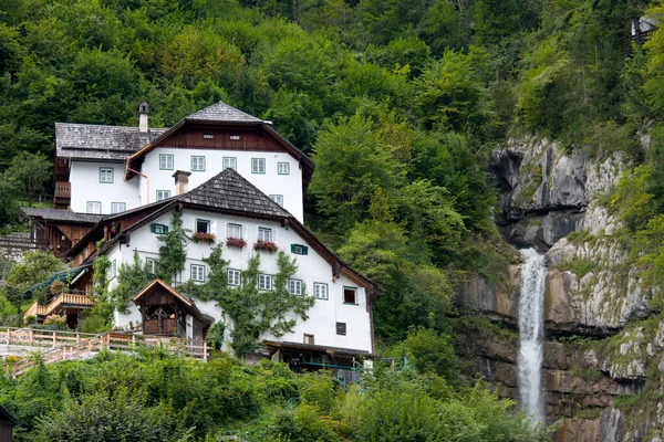 Zbliżenie Dwóch Zabytkowych Domów Wzgórzu Słynnego Miasta Hallstatt Austriackim Regionie — Zdjęcie stockowe