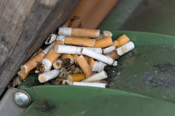 Hamutartó Közelsége Dohányfogyasztás Dohányzás Koncepciójaként Használt Füstölt Cigarettadarabokkal — Stock Fotó
