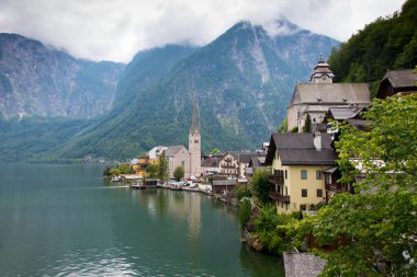 Hallstatt 'ün tipik manzarası. Yukarı Avusturya' da Hallaesttter Gölü 'nde iki kilisesi olan ünlü köy kasabası.