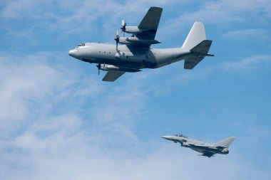 Eurofighter Typhoon önleme jeti tarafından bir hava gösterisinde bir uçağın manevra yakalanışının yakın plan gösterimi