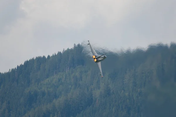 Avro Savaşçısı Tayfun Önleyici Jetinin Sıcak Egzoz Jeti Hava Gösterisi — Stok fotoğraf