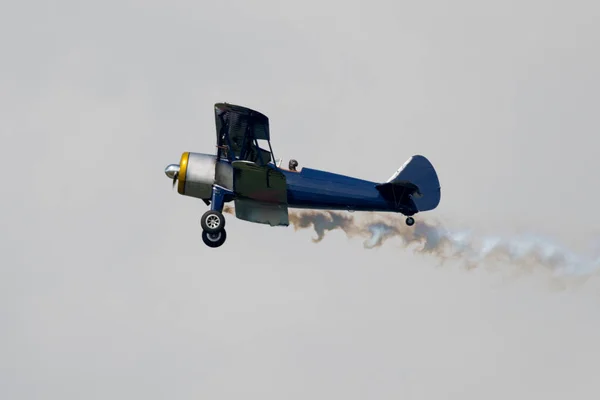 Eski Uçak Modası Geçmiş Havacılık Teknolojisi Konsepti Olarak Hava Gösterisinde — Stok fotoğraf