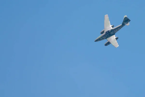 Tarihsel Eski Savaş Uçağının Hava Gösterisinde Mavi Gökyüzüne Dalışının Konsepti — Stok fotoğraf