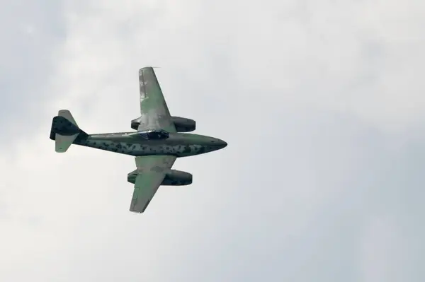Hava Gösterisinde Hava Bulutlu Gökyüzüne Karşı Tarihi Savaş Uçakları Tarihi — Stok fotoğraf