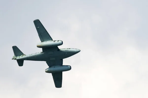 Telelens Close Oude Straaljager Vliegshow Tegen Bewolkte Lucht Als Concept — Stockfoto