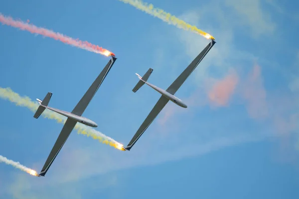 Närbild Par Två Glidflygplan Romantisk Flygning Dans Himlen Demonstration Flygshow — Stockfoto