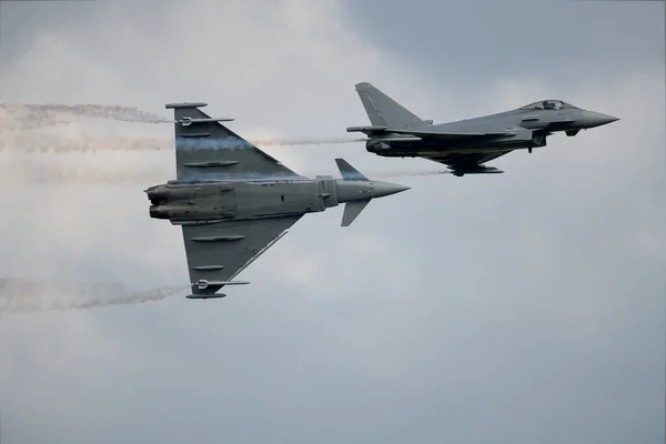 Närbild Två Tyfoner Eurofighters Olika Flygattityder Sida Vid Sida Vid — Stockfoto