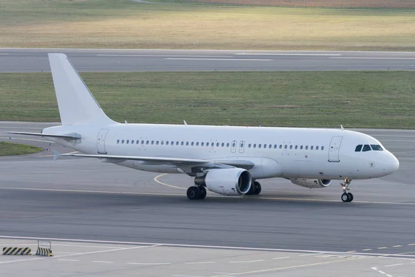 Jumbo Jet Repülőgép Kifutópályán Repülőtér Előtt Felszállás Vagy Leszállás Után — Stock Fotó
