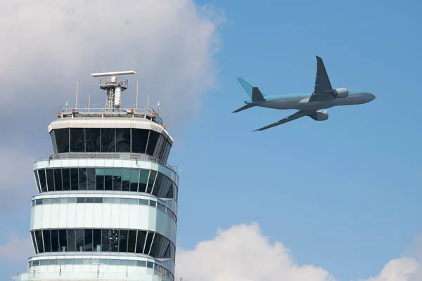 Torre Rádio Aeroporto Frente Céu Parcialmente Nublado Com Partida Avião Fotos De Bancos De Imagens Sem Royalties