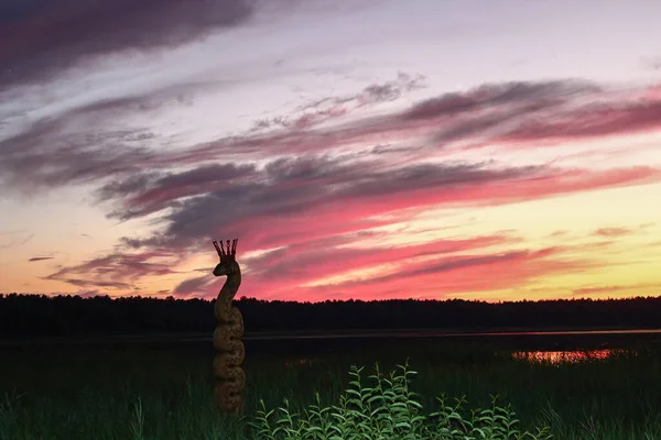 Sunset Lake Glebo Wooden Sculpture Grass Snake Crown Lithuania Summer — Fotografia de Stock