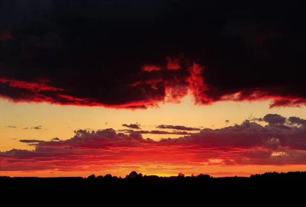 夏天的日落 黑色和红色 多云的夜空 八月三十一日的最后一个日落 — 图库照片