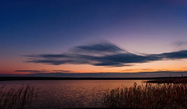 Спокойный Осенний Закат Берегу Озера Облаком Шлейфа Синим Красным Тонами — стоковое фото