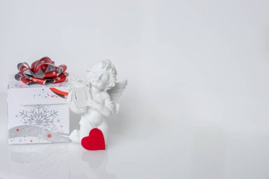 seramik melek ve hediye kutusu