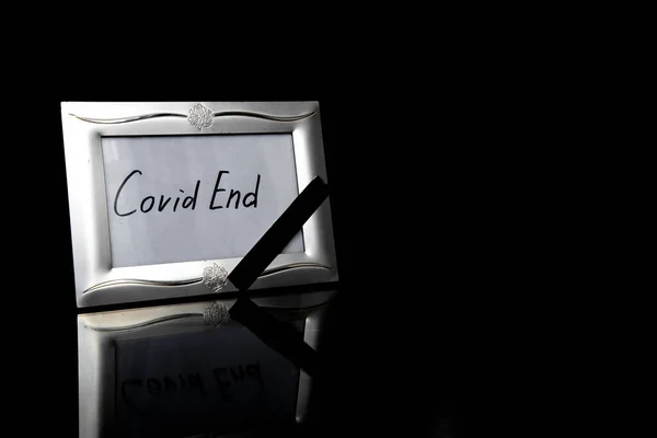 Felirat Covid végén egy fehér háttér y képkeret — Stock Fotó