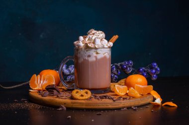 Bir kupa kremalı ve tarçınlı sıcak çikolata.