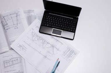 Kağıt üzerinde bir inşaat mühendisinin çizimleri.