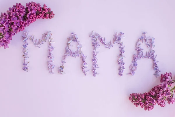 Inscription mom in Russian from flowers — Stock Photo, Image