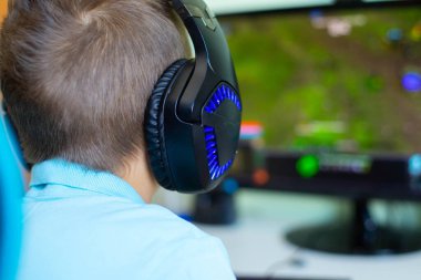 bir çocuk bilgisayar oyununda oynar