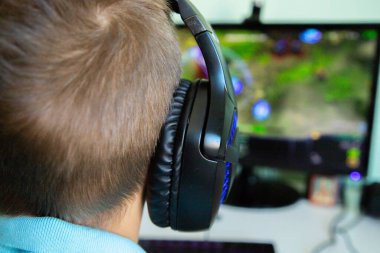 bir çocuk bilgisayar oyununda oynar