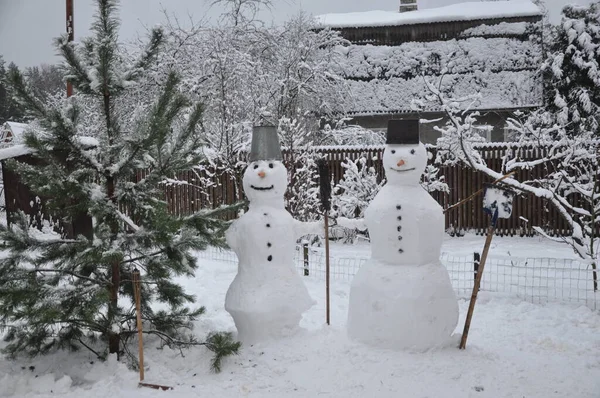Dos muñecos de nieve grandes hechos por niños — Foto de Stock