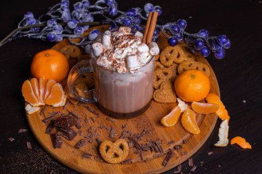 Bir kupa kremalı ve tarçınlı sıcak çikolata.