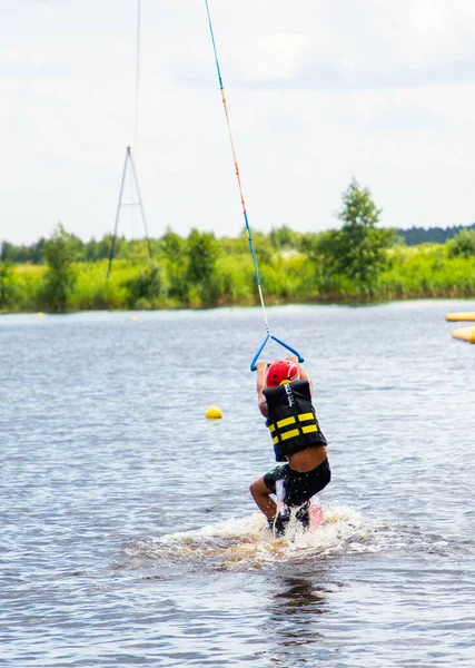Ragazzo età 9 equitazione wakeboard sul lago — Foto Stock
