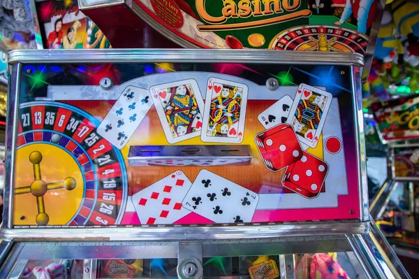 Coin pusher machine featuring a deck of cards — Stock Photo, Image