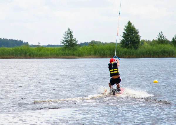 Ragazzo età 9 equitazione wakeboard sul lago — Foto Stock