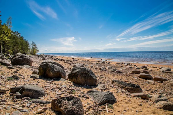 Niesamowita i piękna piaszczysta plaża z małymi i dużymi kamieniami — Zdjęcie stockowe