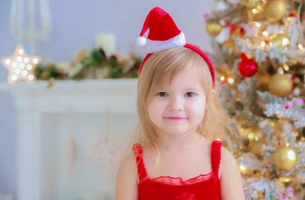 Fille avec un chapeau du Père Noël se tient dans les décorations du Nouvel An — Photo