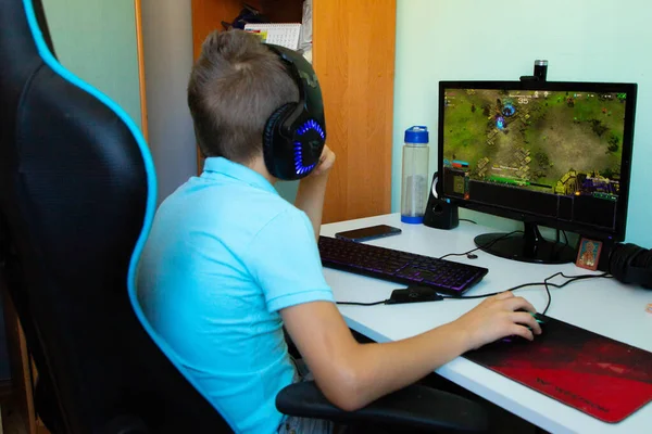 Um menino joga no jogo de computador — Fotografia de Stock