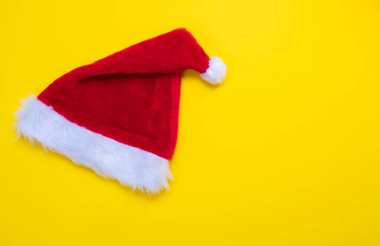 Sarı arka planda Noel Baba şapkası