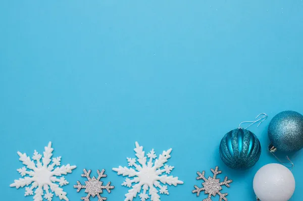 Yılbaşı beyazı bembeyaz kar taneleri şekil ve Noel ağacı oyuncakları — Stok fotoğraf