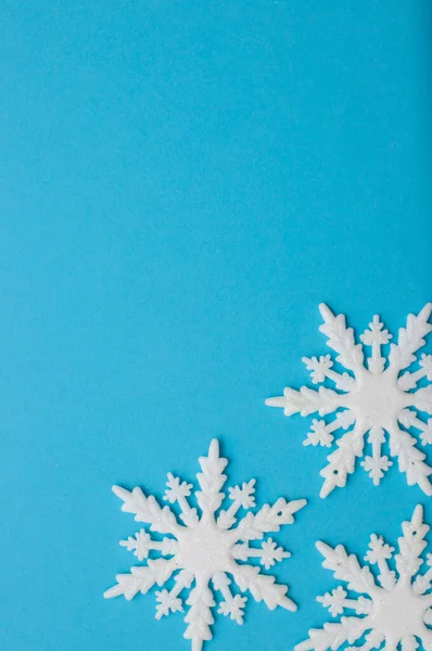 クリスマス・フラットレイ状の白い雪片 — ストック写真